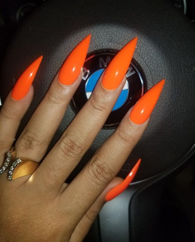 Яркий оранжевый острый маникюр