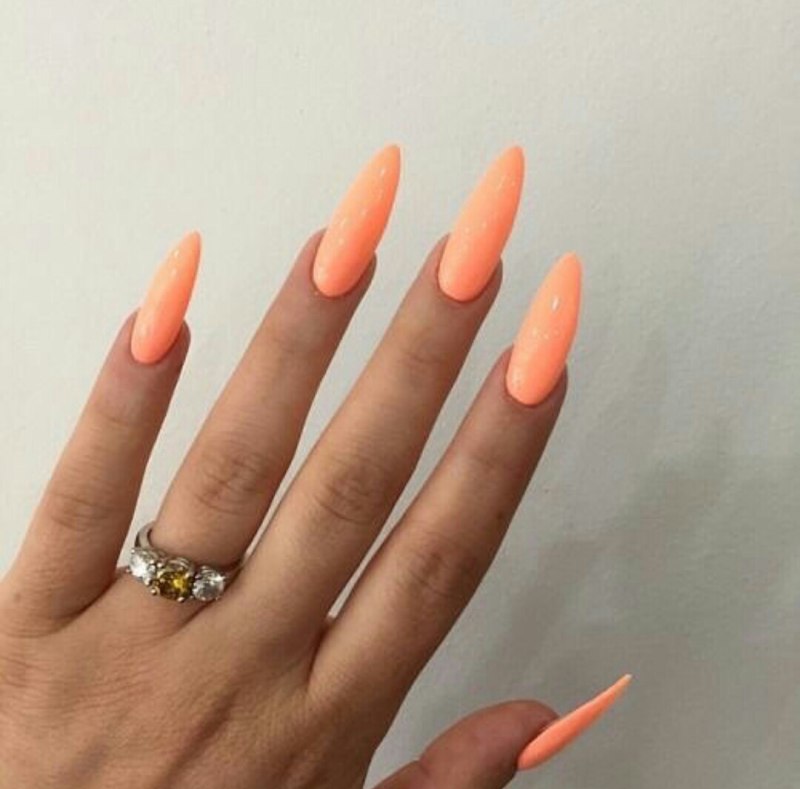 Оранжевый маникюр на острые ногти