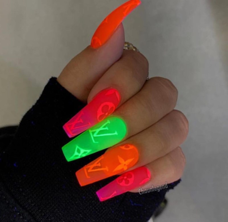 Оранжевый маникюр на острые ногти