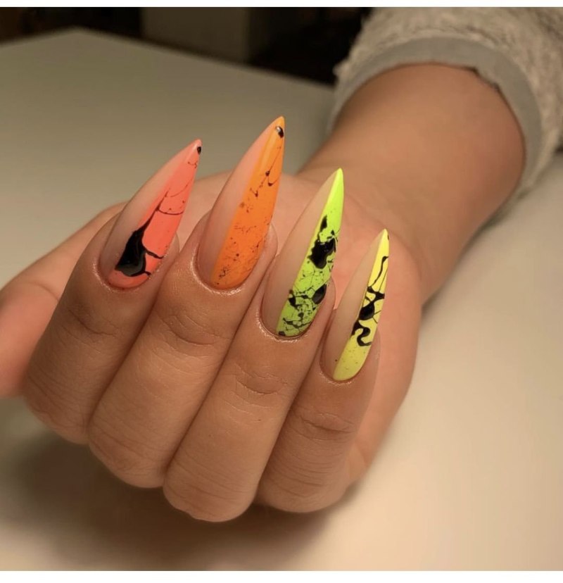 Оранжевый маникюр на длинные ногти острые