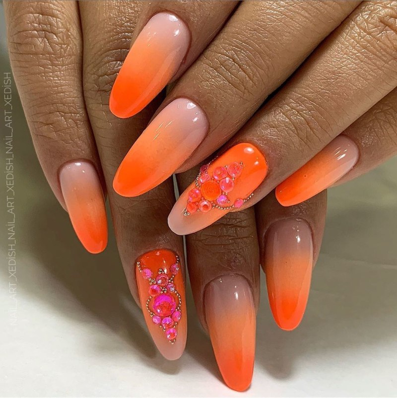 Ярко-оранжевый маникюр острые
