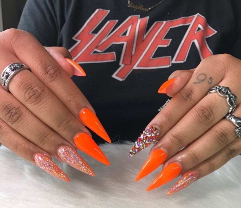 Оранжевый маникюр на длинные ногти