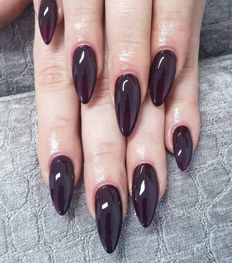 Красивый темный маникюр