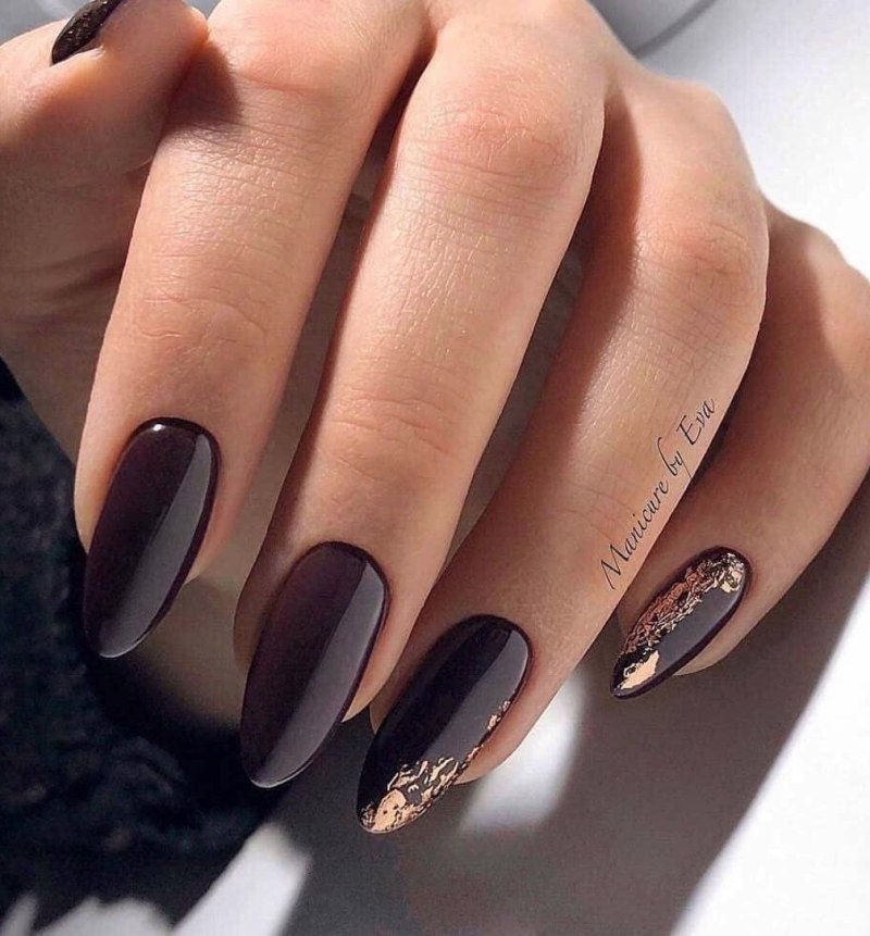 Красивый маникюр на миндальную форму темный