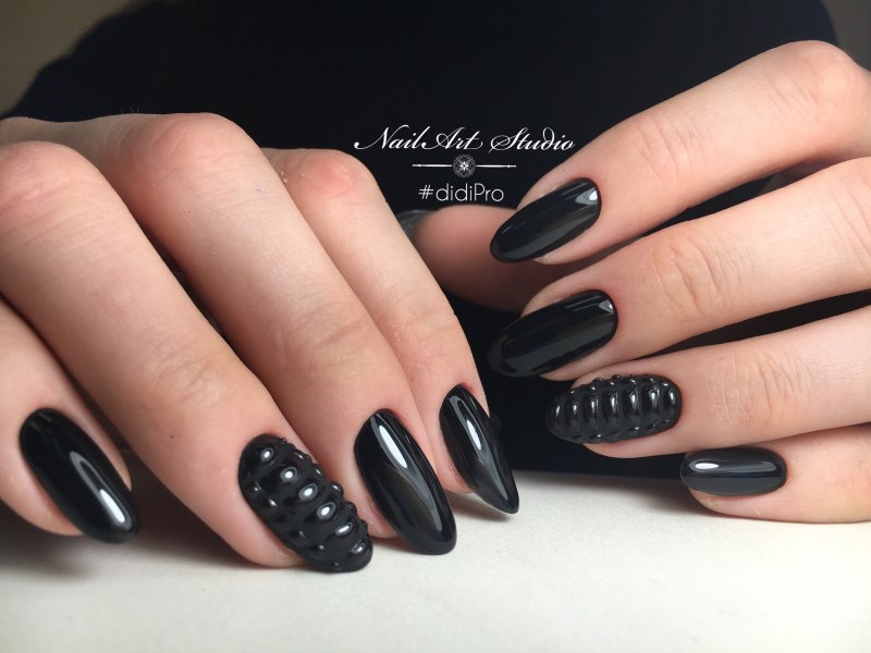 Чёрный маникюр на длинные ногти