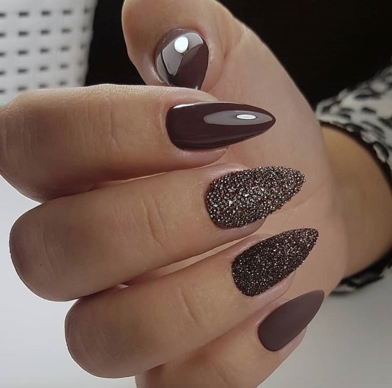 Чёрный маникюр на длинные ногти миндалевидной