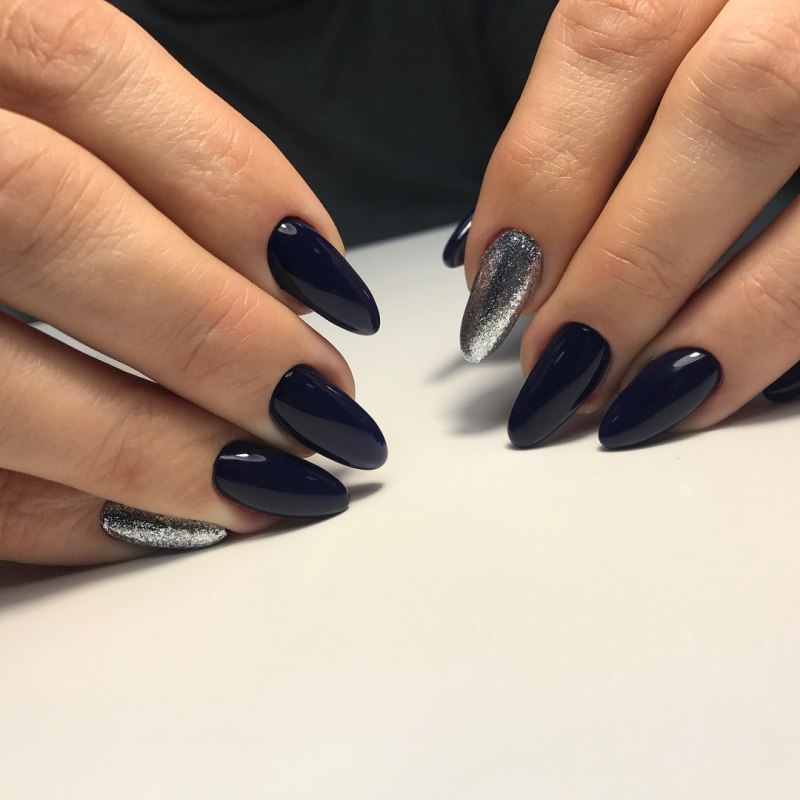 Тёмный маникюр на миндальную форму