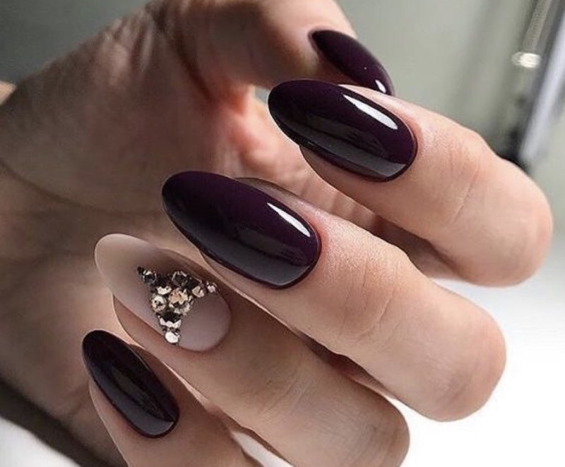 Темный маникюр на миндалевидных ногтях