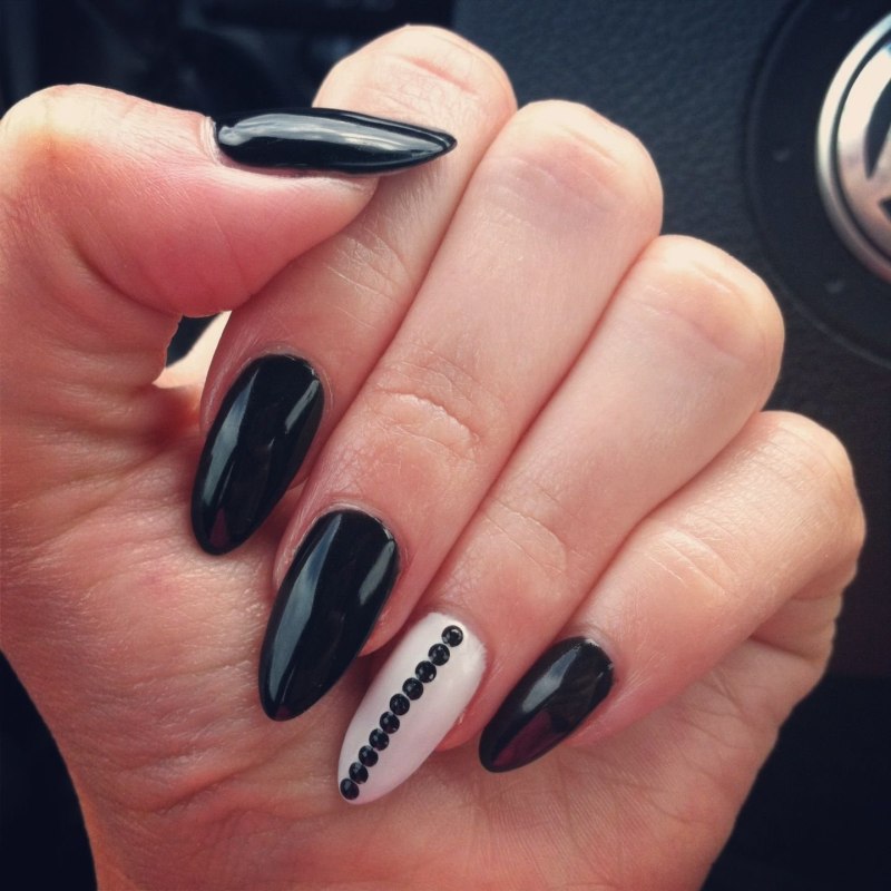 Тёмный маникюр на миндальную форму