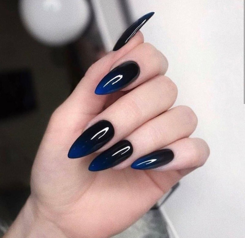 Красный маникюр градиент на миндалевидные ногти