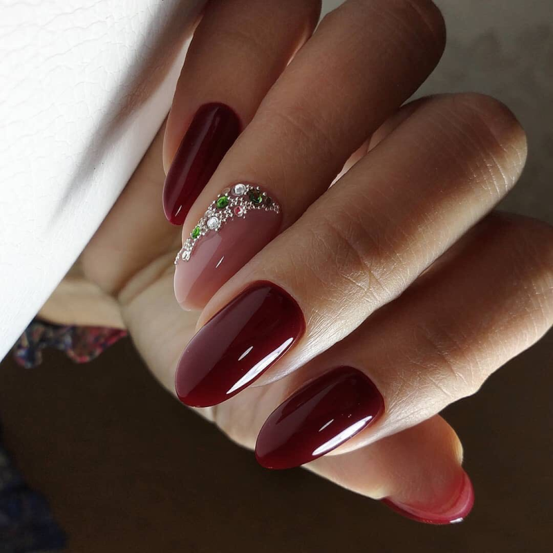 Бордовые овальные ногти