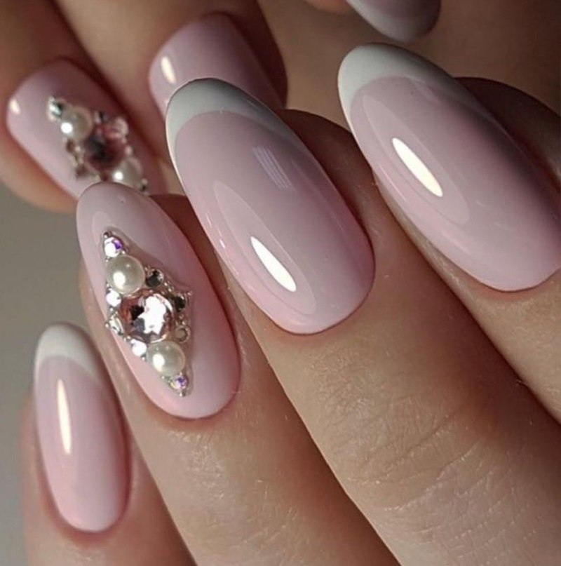 Нежный маникюр с камушками