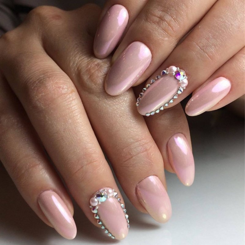 Маникюр со стразами