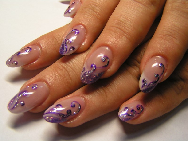 Розовый маникюр со стразоц