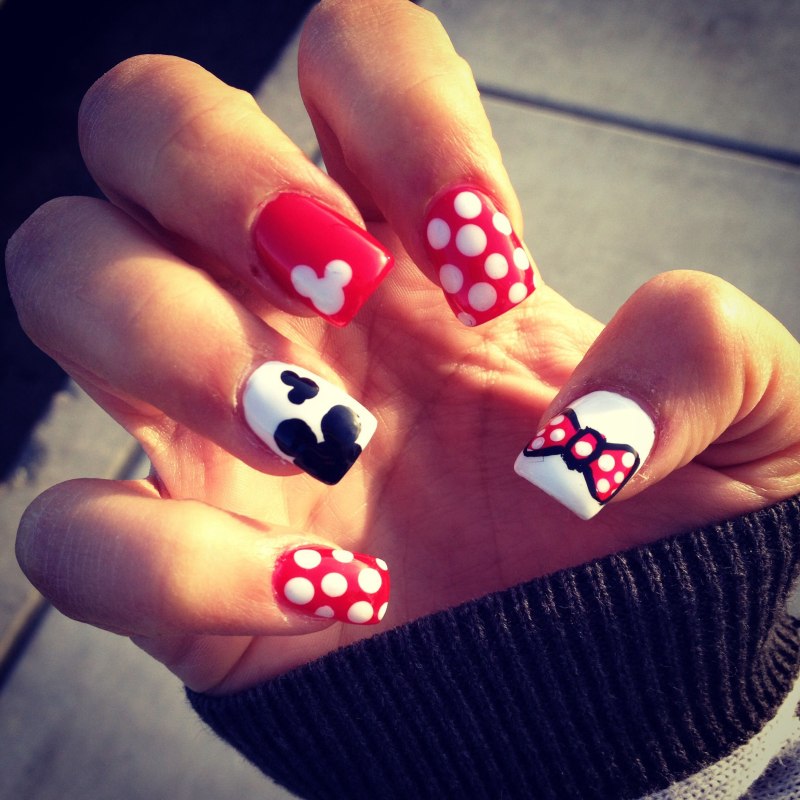 Маникюр Микки Маус