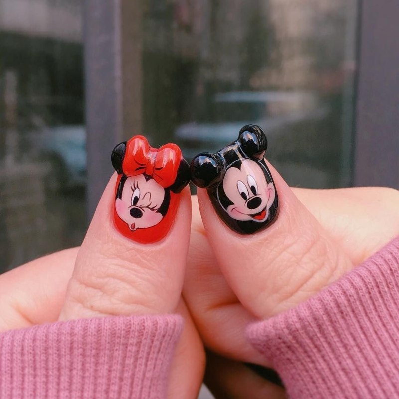 Маникюр Микки Маус
