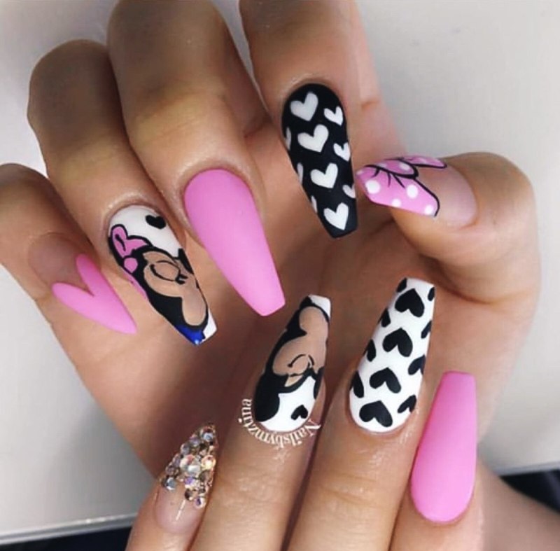 Бордовые ногти с Минни Маус