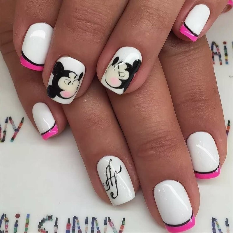 Маникюр Микки Маус красный