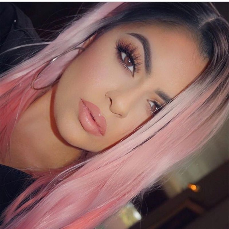 Розовые волосы и карие глаза