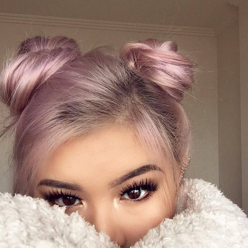 Эшли Смит с розовыми волосами