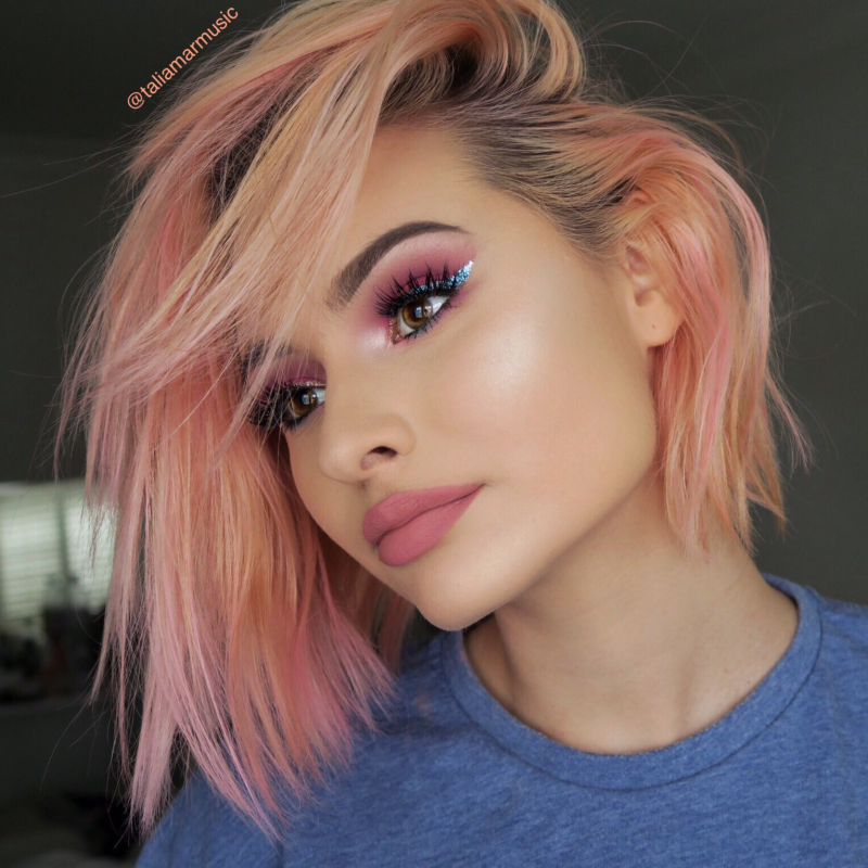 Макияж с розовыми волосами