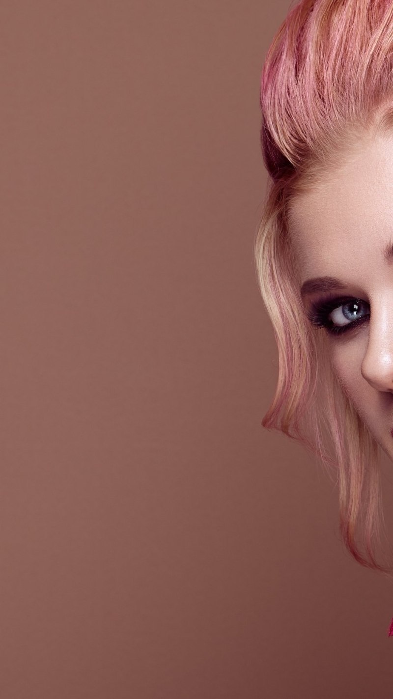 Розовые волосы и карие глаза