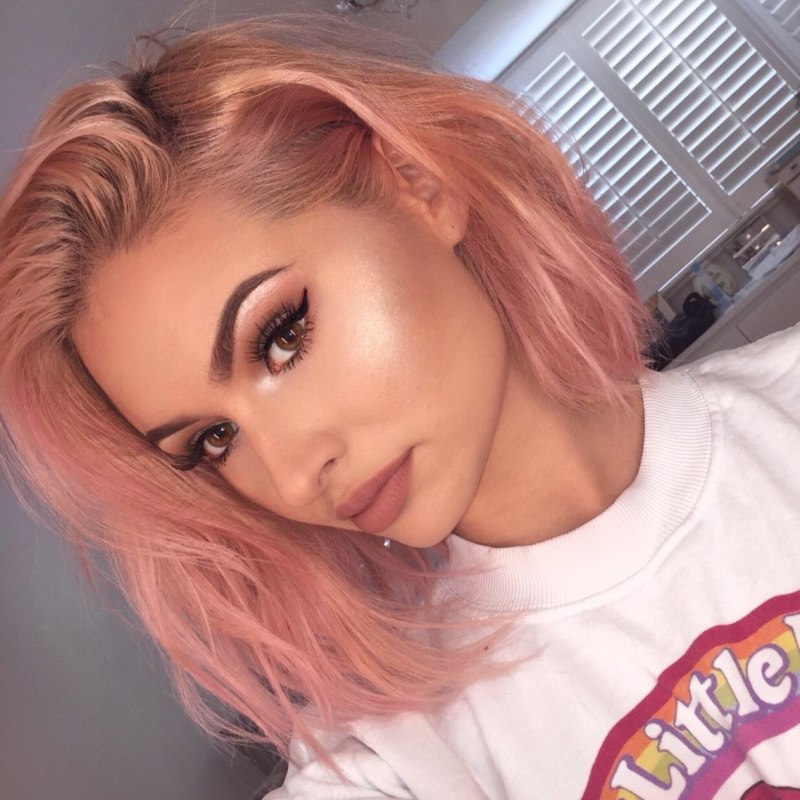 Розовые волосы каре