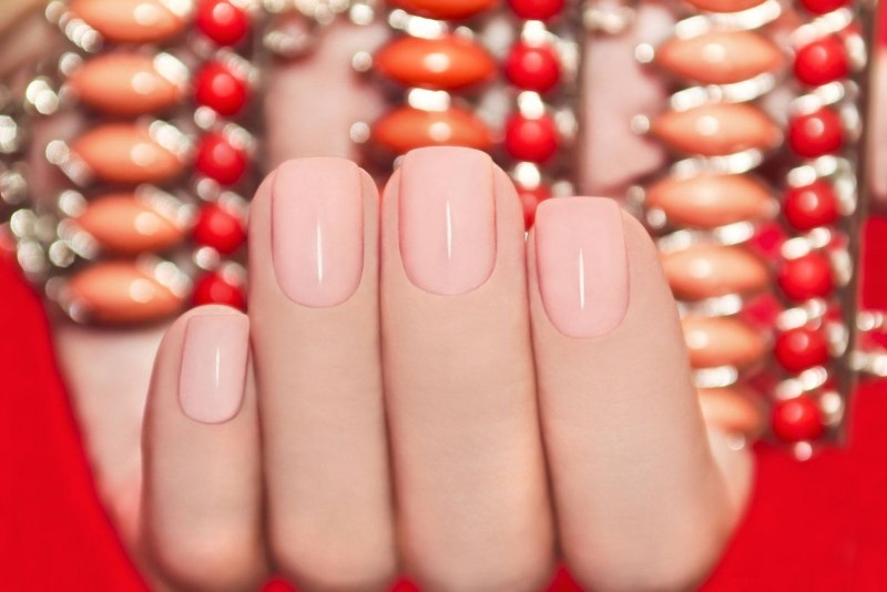 Маникюр в бежевых тонах на короткие ногти