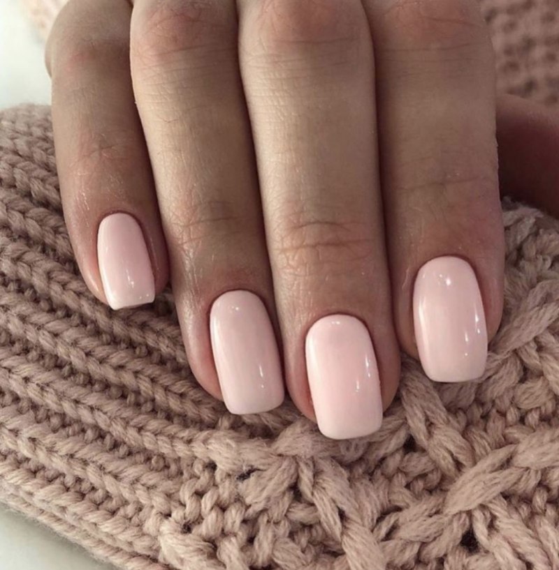 Светлый нюдовый френч маникюр