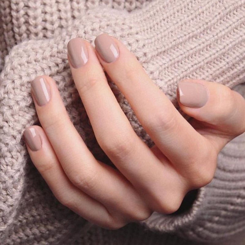Однотонные бежевые ногти