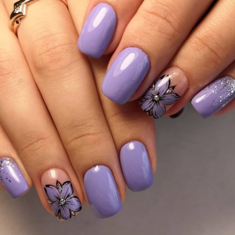 Сиреневый маникюр с цветами