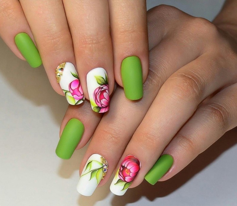 Красивые яркие ногти
