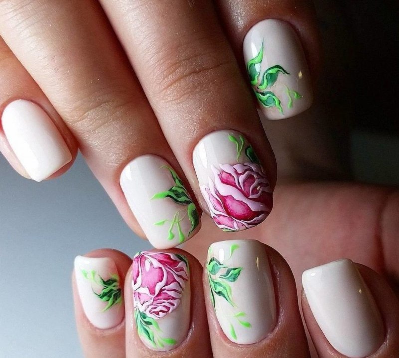 Маникюр с цветами