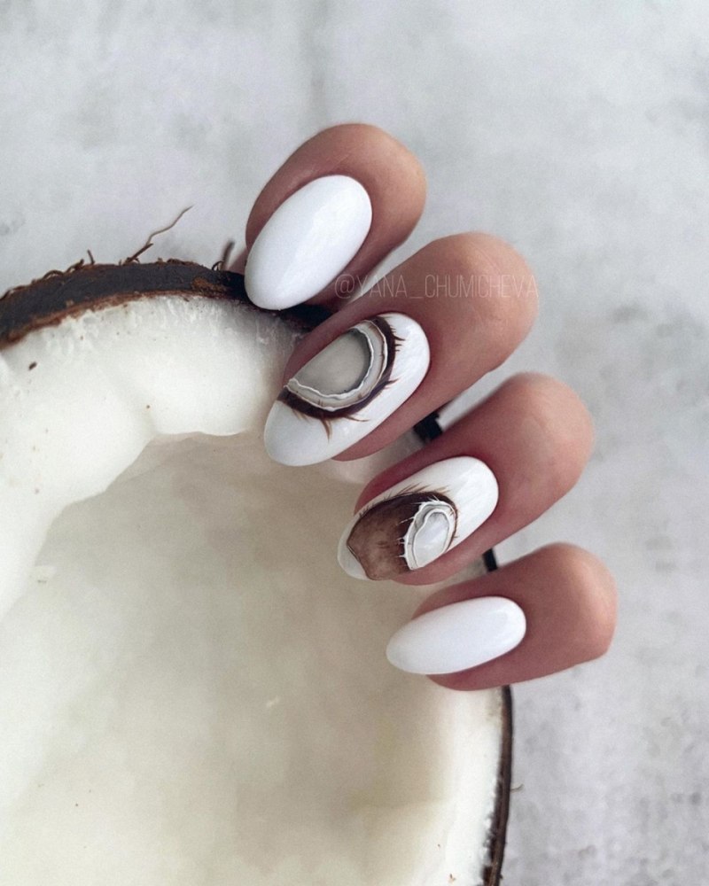 Маникюр с кокосом на короткие ногти