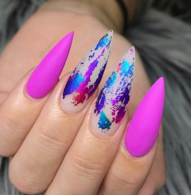 Розовые миндальные ногти