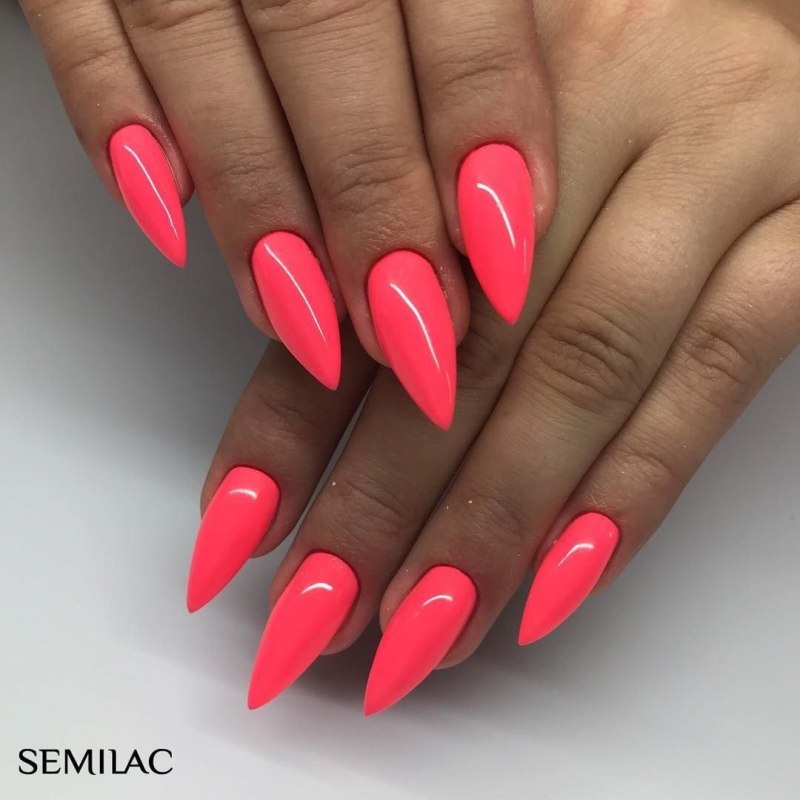 Яркий маникюр на острые ногти
