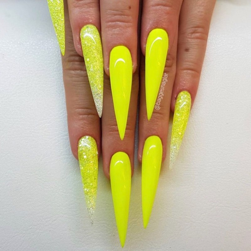 Яркие голубые ногти