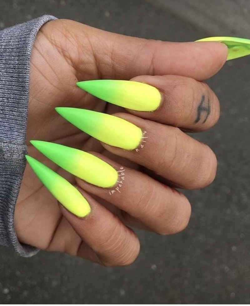 Розово черный маникюр на острые ногти