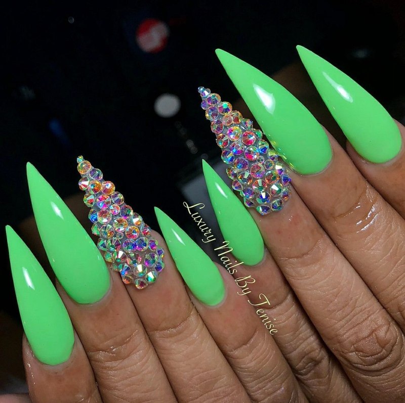 Ногти острые яркие