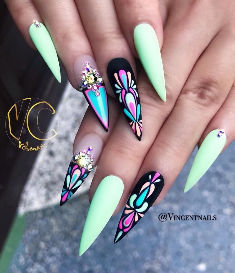 Ногти острые яркие