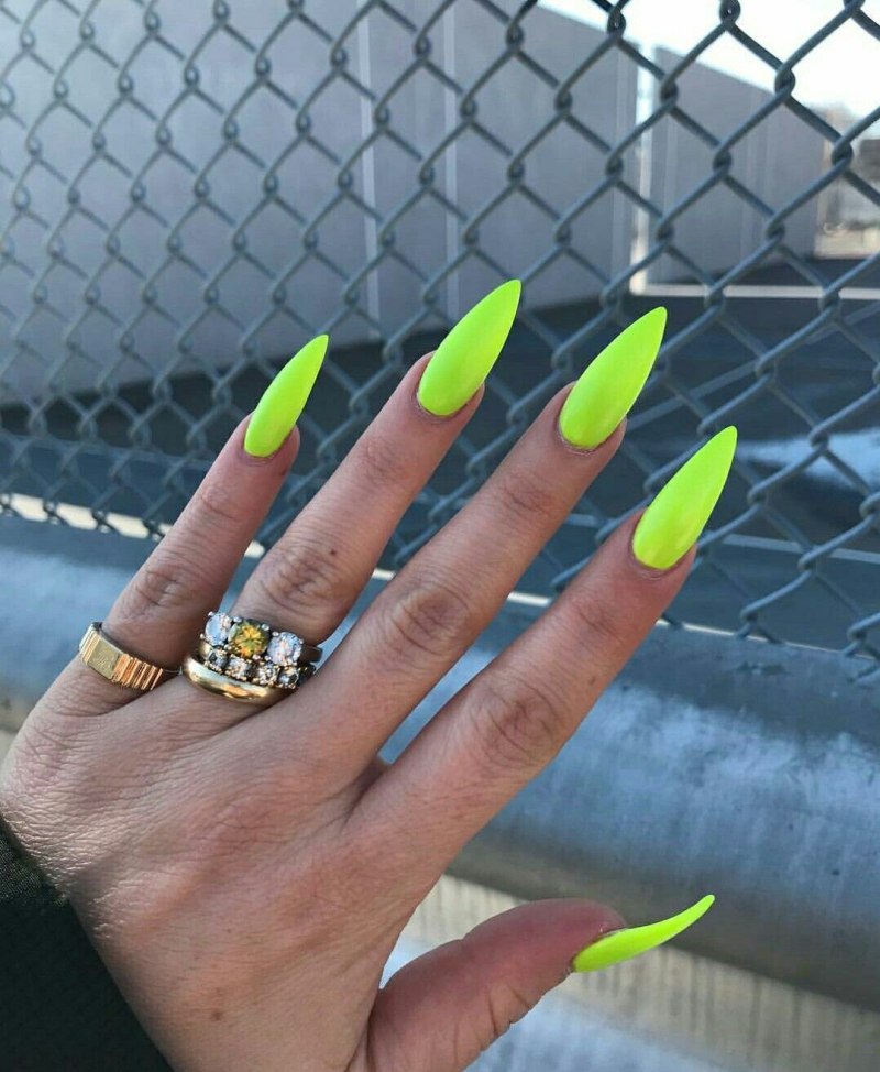 Маникюр стилет неон