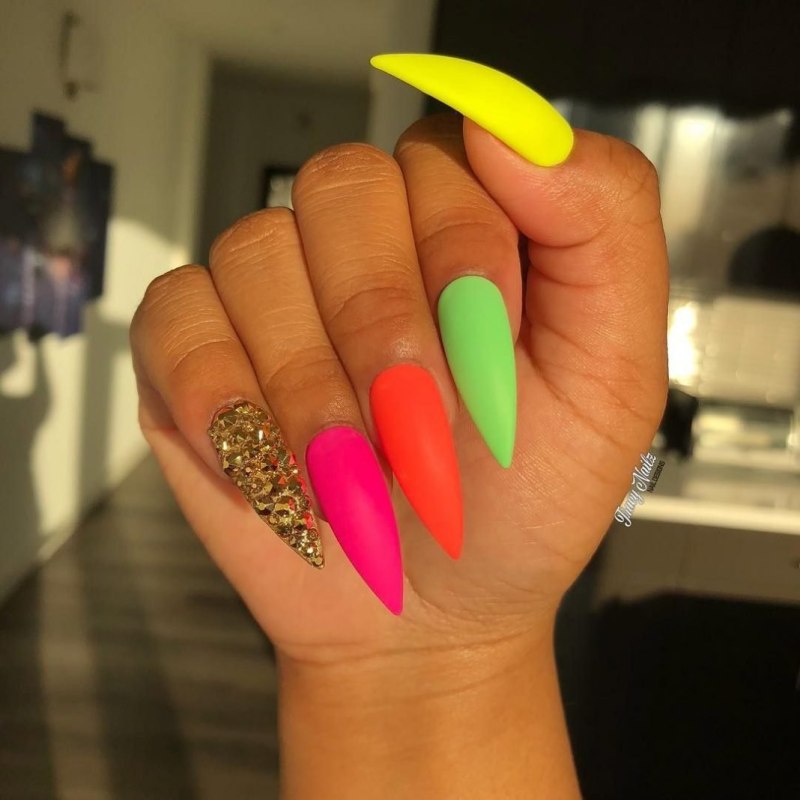 Яркие розовые длинные ногти