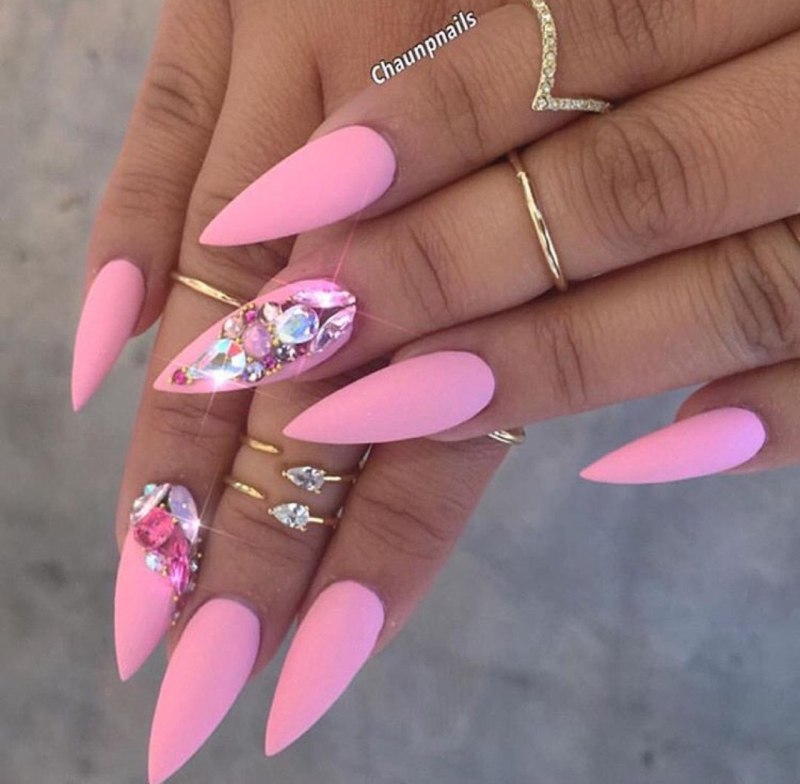 Жёлтый маникюр на острые ногти