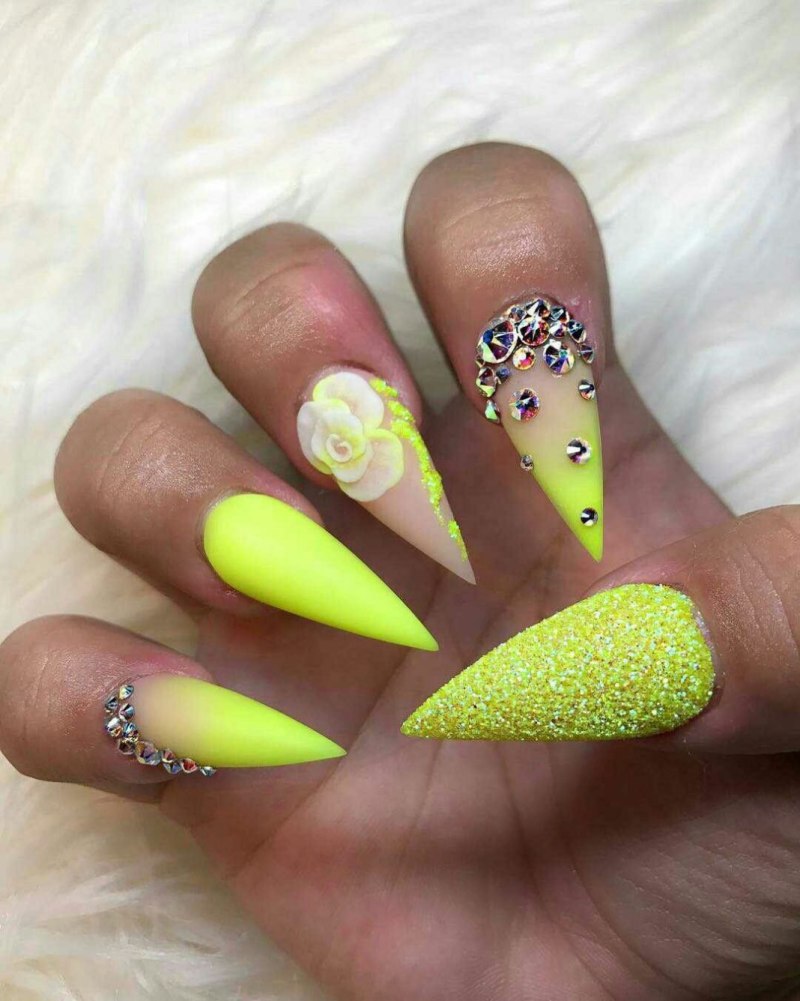 Яркие ногти со стразами