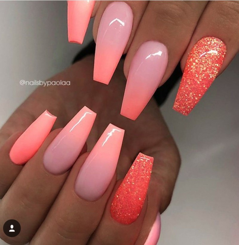 Ярко розовый маникюр балерина