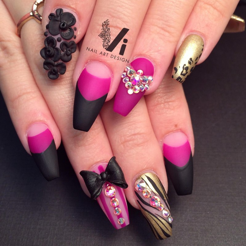 Ярко розовые ногти