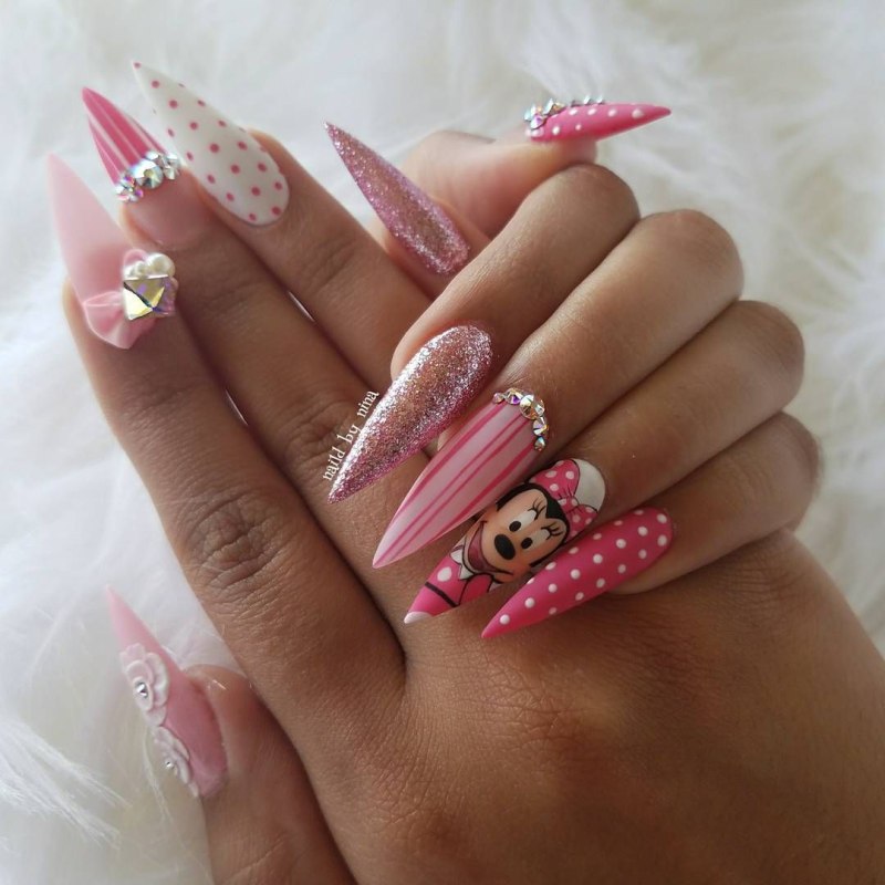 Длинные розовые ногти