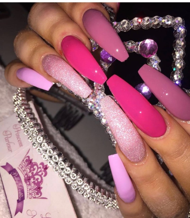 Ярко розовый маникюр балерина