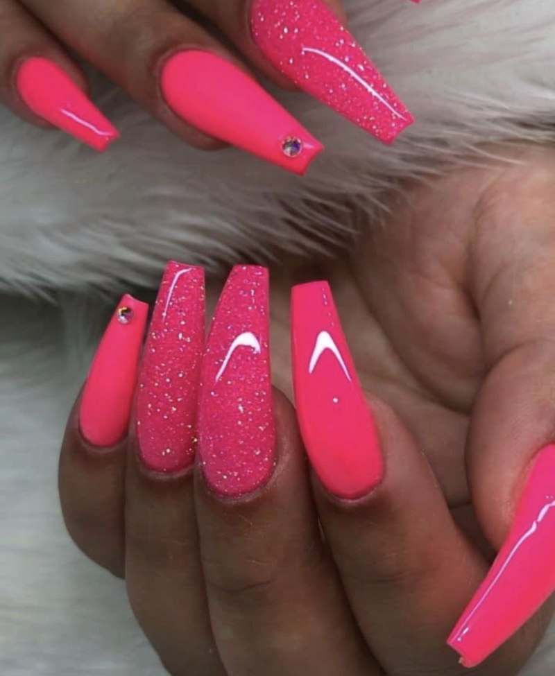 Яркие длинные ногти