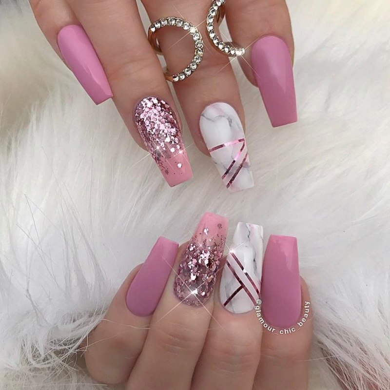 Длинные розовые ногти